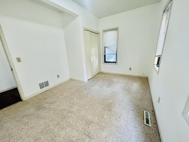Building Photo - "Spacious 5-Bedroom Retreat with Elegant Hardwood Floors in Vibrant Minneapolis Neighborhood!"