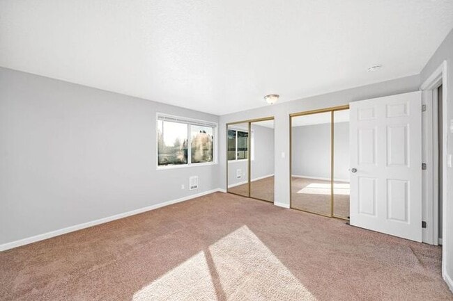 Building Photo - Spacious 2 Bed, 1.5 Bath. townhome with Washer and Dryer!