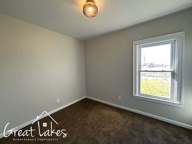 Building Photo - 892-894 Gladstone