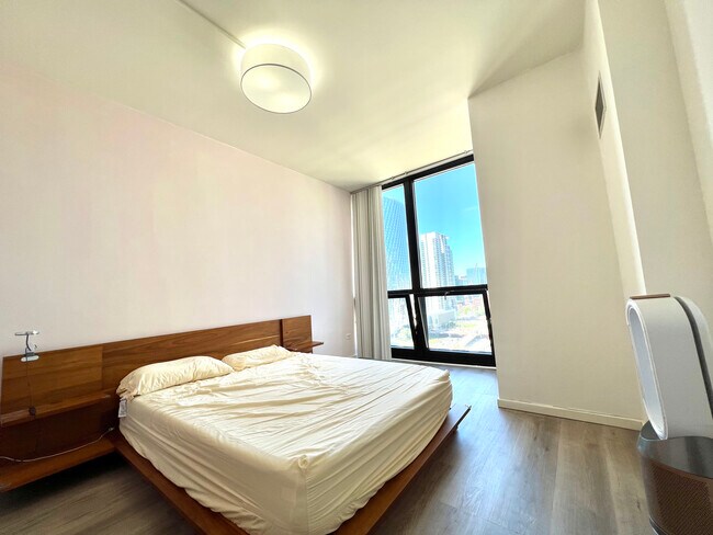 Building Photo - 210 S Desplaines St