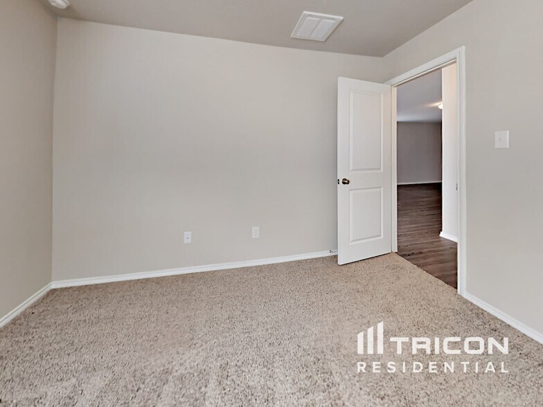 Building Photo - 5010 Everett Loop
