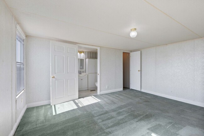 Building Photo - Large manufactured home