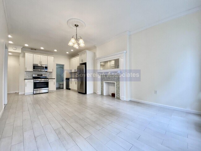 Building Photo - 320 W 106th St