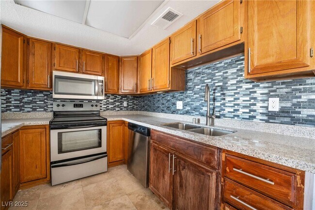 Building Photo - 3769 Carlyle Dr