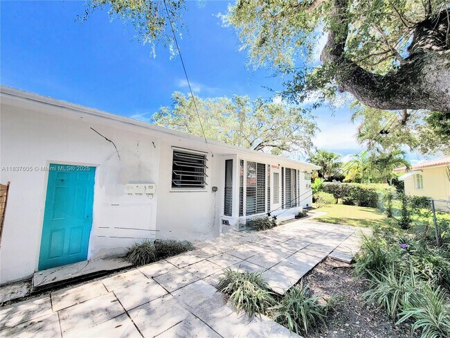 Building Photo - 828 NE 76th St
