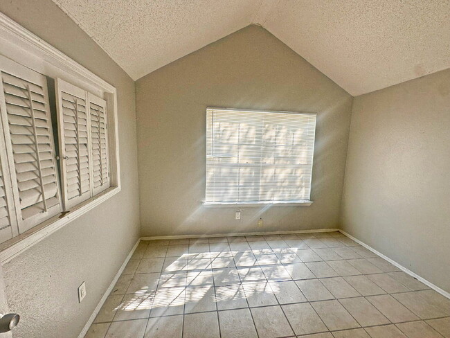 Building Photo - 7504 Oak Chase