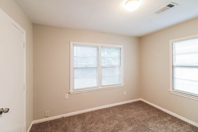 Building Photo - 1108 W Camp Cir