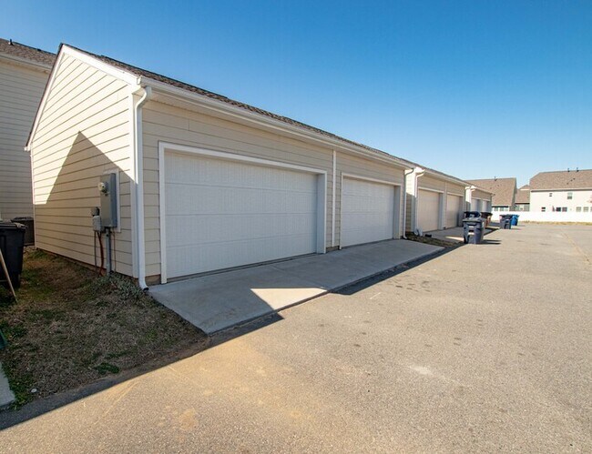 Building Photo - 2-Car Garage Bonterra Townhome