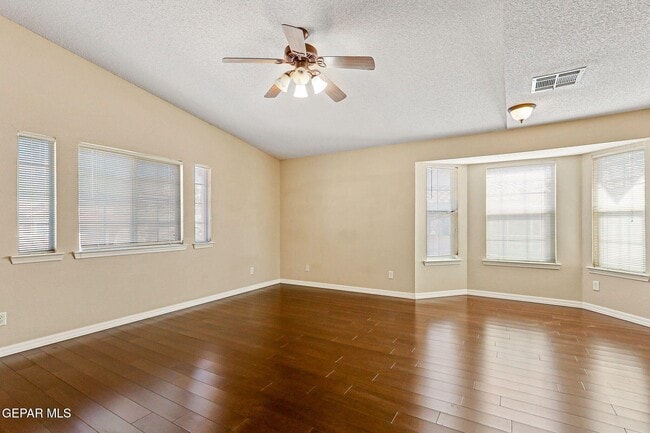 Building Photo - 951 Via Descanso Dr