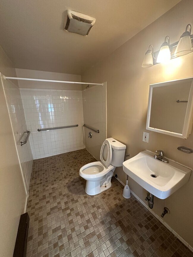 Building Photo - Large 3 bed, 2 full bath