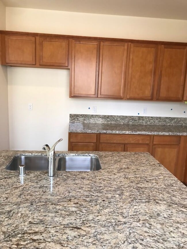 Building Photo - 3 bed 2 1/2 bath townhome in gated communi...