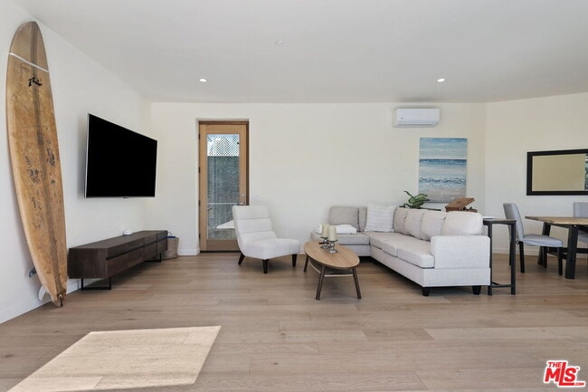 Building Photo - 3843 Rambla Pacifico St