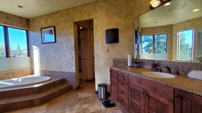 Building Photo - 7104 Canyon Dr