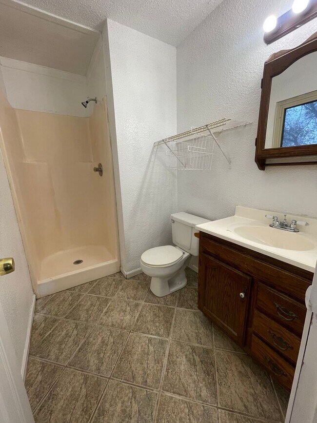 Building Photo - Available Now 3 bedroom 2 full bathroom in...