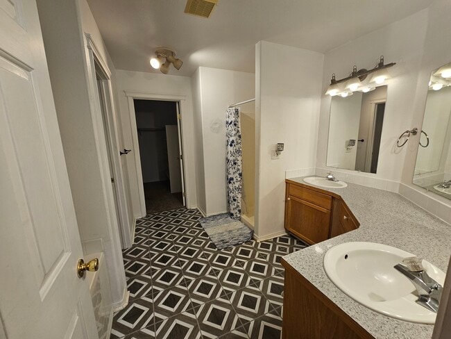 Building Photo - 1420 Chelsey Cir