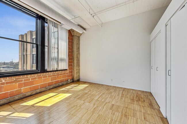 Building Photo - 728 W Jackson Blvd