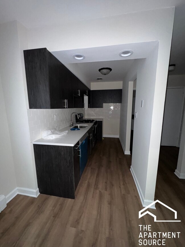 Building Photo - 5917 N Kenmore Ave