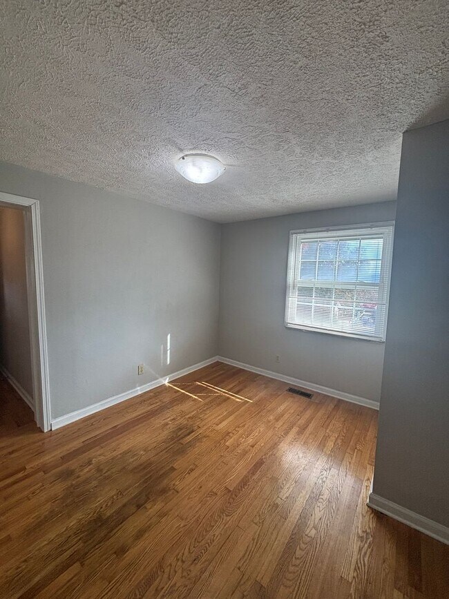 Building Photo - Updated 3bd/2bth home with Remodeled Master Suite & Prime Location!