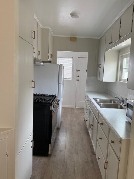 Kitchen - 3823 Boyce Ave