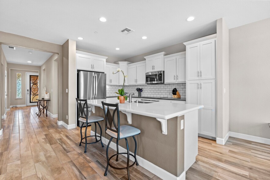 Building Photo - 377 Silver Ridge Dr