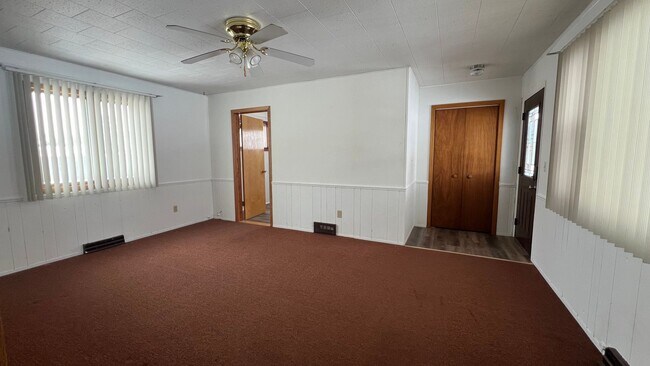Building Photo - Lovely Spacious House in great location !!