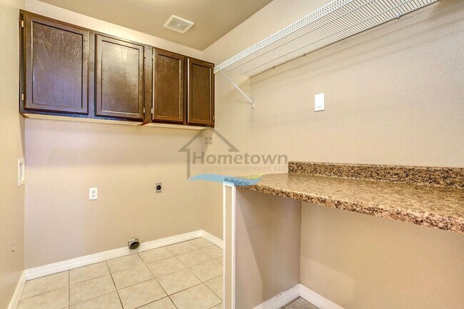 Building Photo - 5940 N Stafford Rd