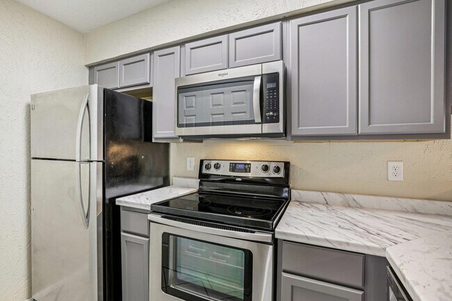 Building Photo - 807 W 25th St