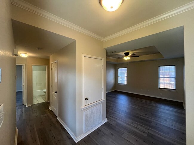 Building Photo - BRICK HOME QUICK COMMUTE TO CROSSTOWN SOUTH