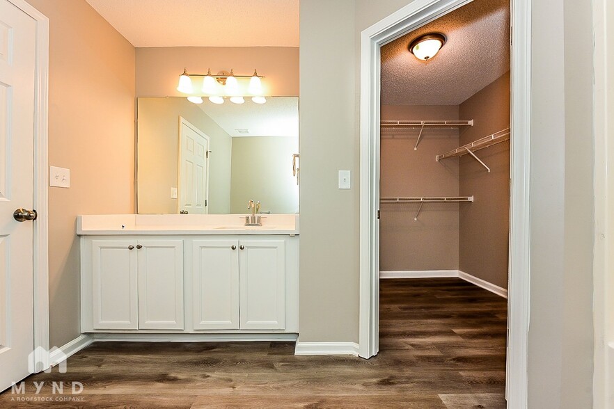 Building Photo - 1666 Hallmark Hills Dr