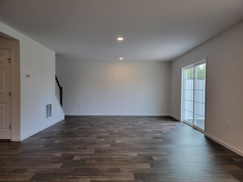 Building Photo - 122 Robert Cir