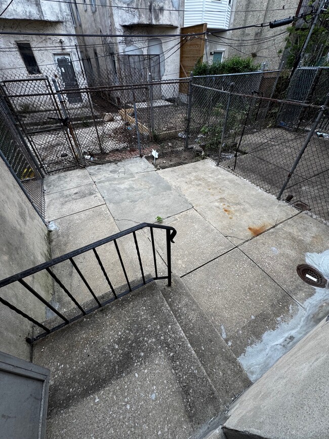 Building Photo - 856 Moss St
