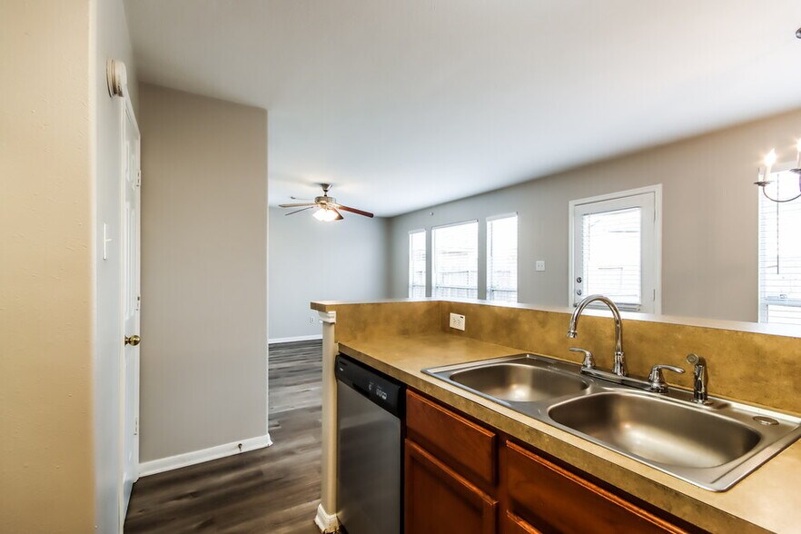 Building Photo - 1111 Richcrest Dr