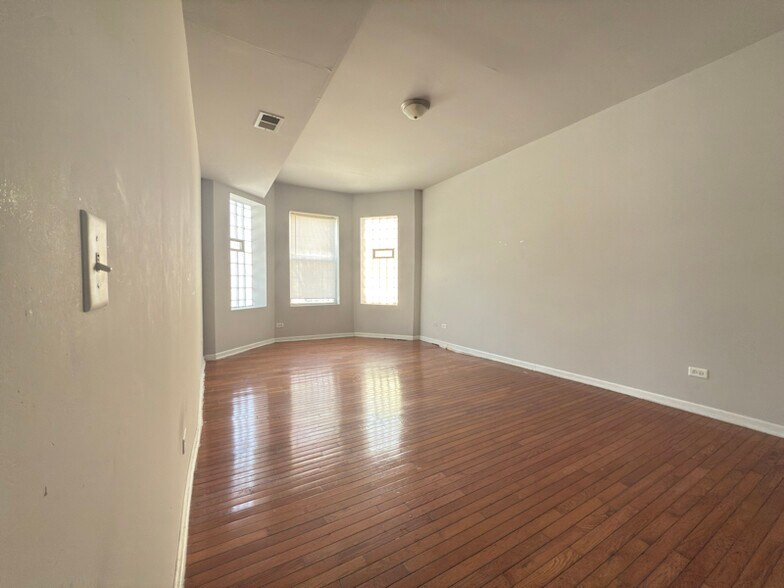 Building Photo - 5116 S Prairie Ave