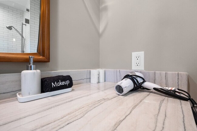 Building Photo - 1012 Chestnut Dr