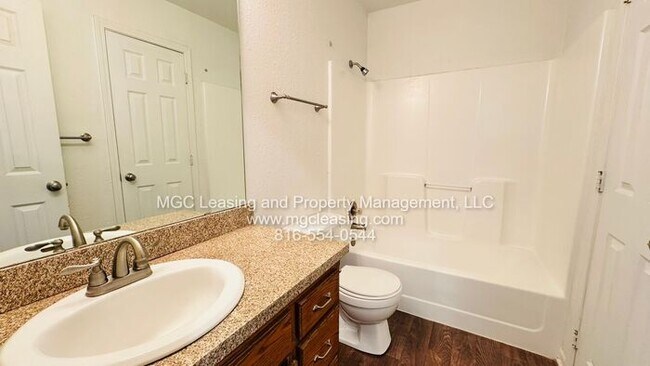 Building Photo - 3 bedroom Duplex with unique floor plan in...