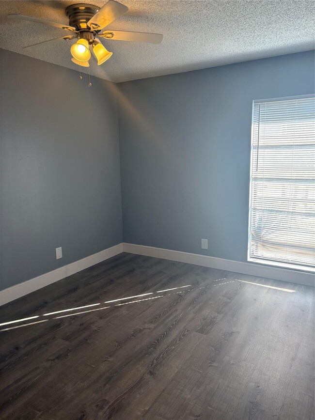 Building Photo - 5492 Courtyard Dr