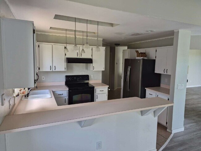 Building Photo - "Spacious 1732 Sq Ft 3-Bed, 2 Baths, in Tarpon Springs!"
