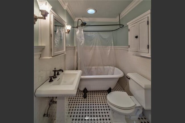 Building Photo - Walk to Schools, Downtown & Waterfront from Lettered Streets 5bd Home