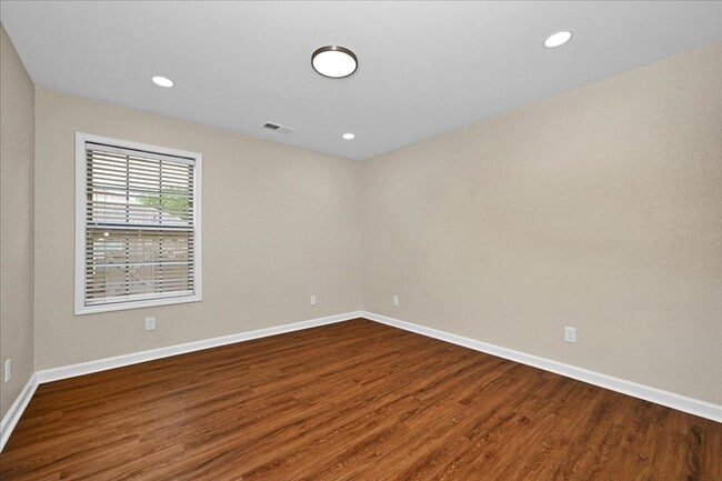 Building Photo - 3 Bedroom, 2 Bath home.