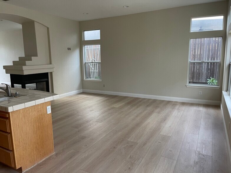 Building Photo - 5637 Darby Rd