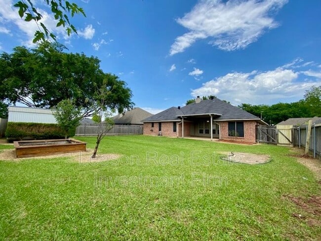 Building Photo - 5842 Bayou Dr