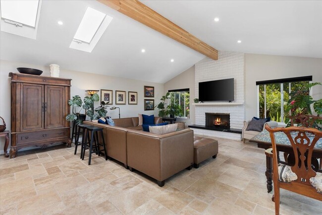 Building Photo - 1356 San Julian Dr