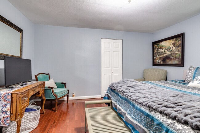 Building Photo - 507 Cambridge St