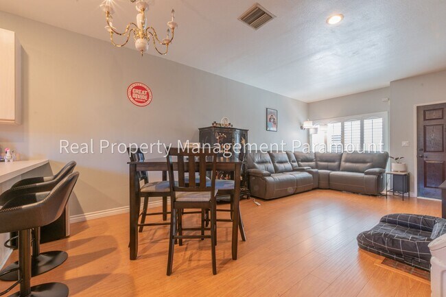 Building Photo - Stunning 2 Bedroom Townhouse in a Peaceful Neighborhood