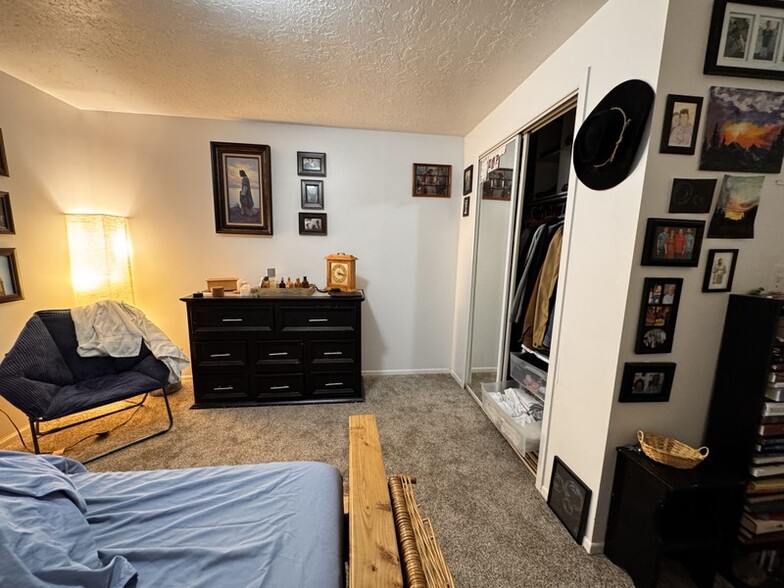 Building Photo - 1263 E Cedar View Dr