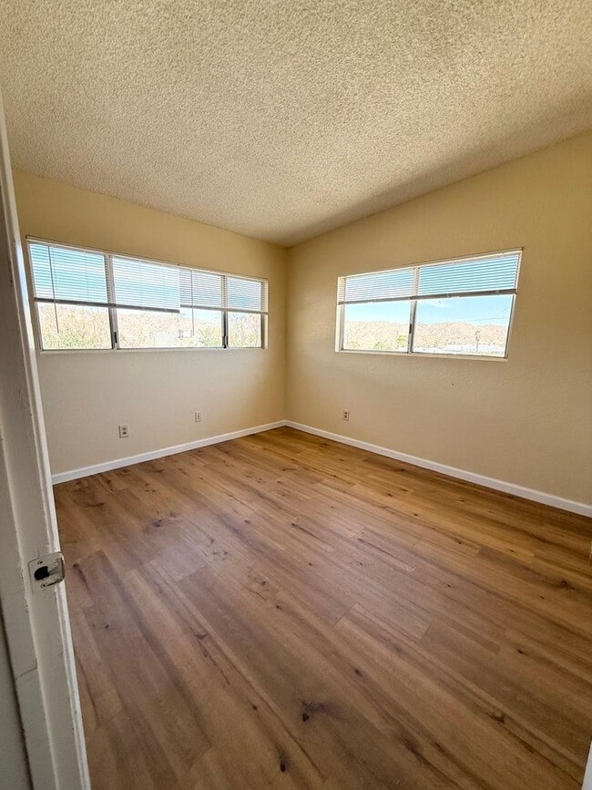 Building Photo - Move in ready/ 2 bedroom 1 bath