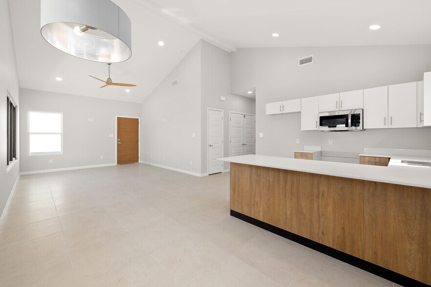 Building Photo - 2700 Robin Rd