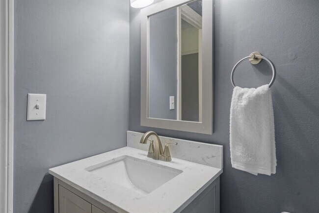 Building Photo - 2 Meadow Ln