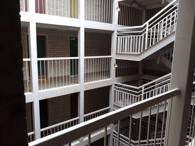 Building Photo - Marvellous Two Bedroom Condo With Perks!