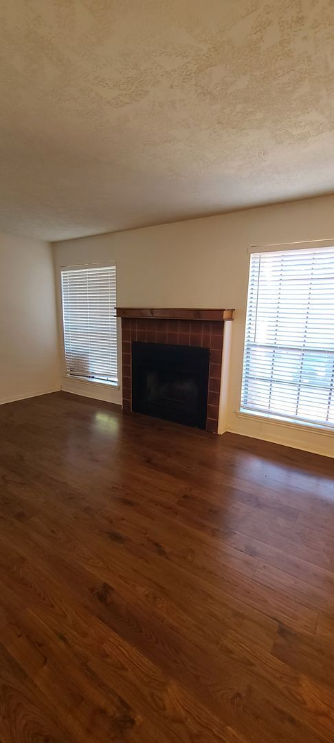 Building Photo - 2 Bedroom 1 Bath Available